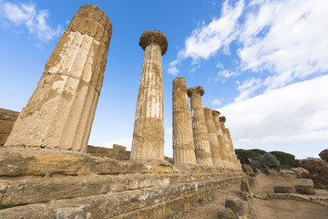 travel to Italy - Dorian columns of ancient Temple of Heracles (Tempio di eracle) in Valley of the Temples in Agrigento, Sicily - obrazy, fototapety, plakaty