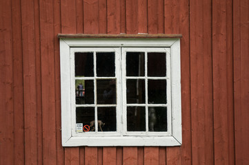 Trditionelles rotes Holzhaus in Ringebu, Norwegen