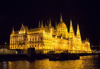 Obraz premium Night view of Hungarian parliament im Bucarest.