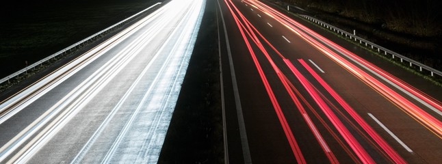 Lichtspuren auf der Autobahn bei Nacht