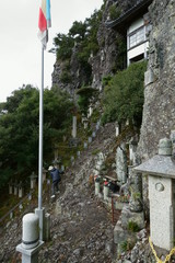 小豆島の古寺の境内の崖