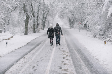 Fototapeta na wymiar wedding couple walking in the snow