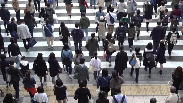 横断歩道を渡る人々