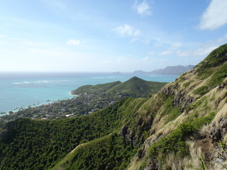 Fototapeta na wymiar Green peaks leading into the Pacific ocean on Oahu, Hawaii