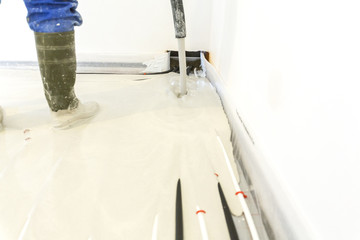 Hausbau mit Innenausbau der Fußbodenheizung und Estrich