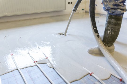 Hausbau mit Innenausbau der Fu&szlig;bodenheizung und Estrich