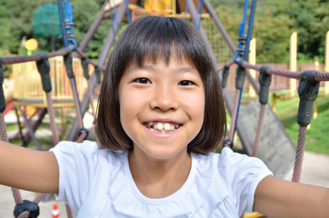 公園の遊具で遊ぶ女の子