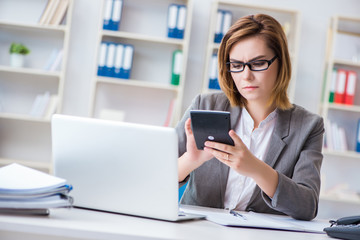 Obraz premium Businesswoman working in the office