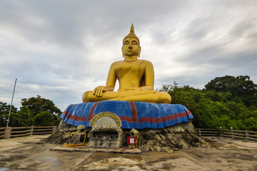 Obraz premium Hua Hin, Thailand - Circa October 2017: Golden sitting Buddha statue on Khao Tao (Turtle mountain)
