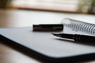 Ein Notizbuch und ein Stift auf einem Tisch im Büro