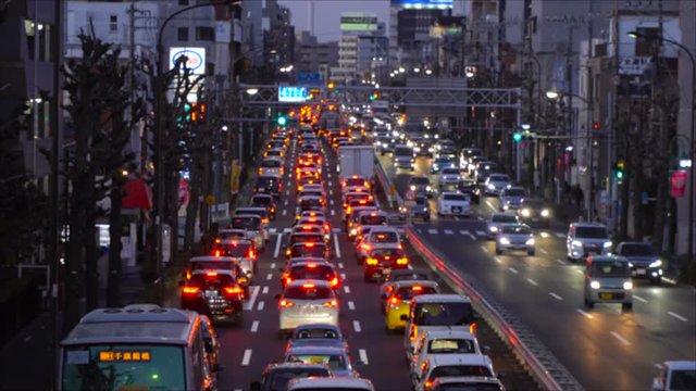 渋滞イメージ　長い車列　東京　環状8号線　アウトフォーカス
