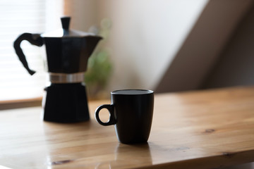 Ein Espresso Kocher und eine Tasse