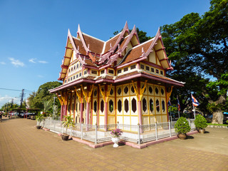 Obraz premium Beautiful traditional styled pavillion and train station against blue sky in Hua Hin, Thailand