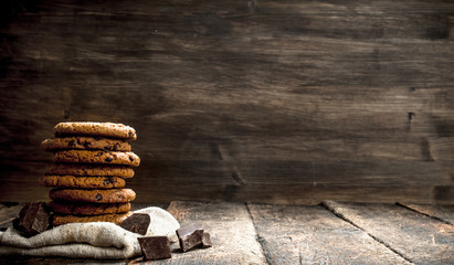 Oatmeal cookies with chocolate.