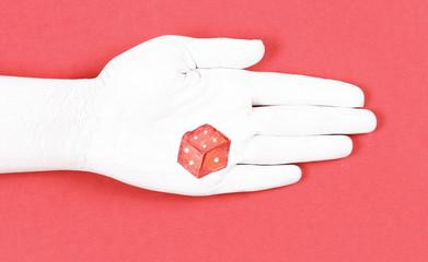 кубик игральный на руке белого цвета 
