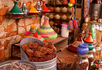 Kolorowe souveniry na arabskim targu, cynamon w kawałkach, w pęczkach, naczynia do tajinu, kubki, ozdoby wykonane ręcznie - obrazy, fototapety, plakaty