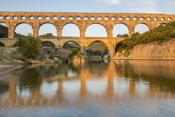 Fototapeta premium Le Pont du Gard classé Patrimoine Mondial de l'UNESCO, Grand Site de France, pont aqueduc romain qui enjambe le Gardon, Gard 