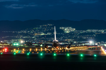 Boeing airplane taking off from the airport in the night. (夜のボーイング機離陸シーン)