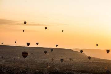 Heißluftballons über Kappadokien. Türkei reisen. Dämmerung Landschaft. Magische Dämmerung in der Türkei.