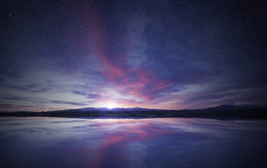 Selbstklebende Fototapete Himmel idyllischer Sonnenaufgang am Himmel, der über ruhiges Wasser reflektiert