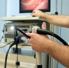 Gastroskop mit Lichtleiterkabel in der Hand des Arztes vor der Untersuchung