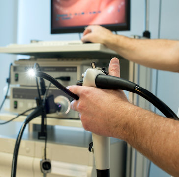 Gastroskop mit Lichtleiterkabel in der Hand des Arztes vor der Untersuchung