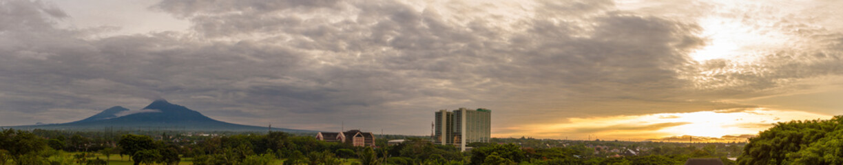 Blick über Yogyakarta bei Sonnenaufgang
