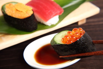 寿司　箸上げ　いくらの軍艦巻き