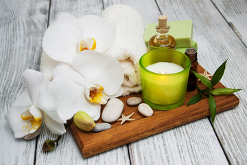 Fototapeta na wymiar Spa products and white orchids