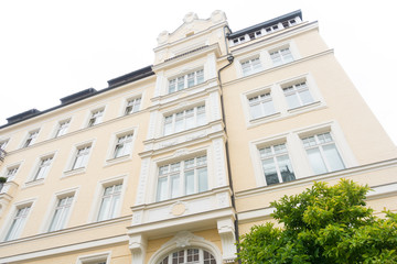 Hausfassade eines Wohnhauses - Altbau