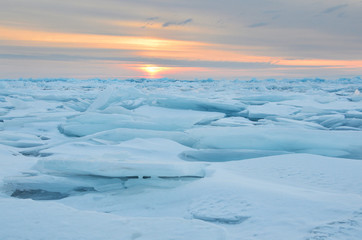 	Зимний восход солнца над Байкальскими торосами