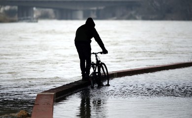 Hochwasser in Deutschland. Passant in Gefahr 