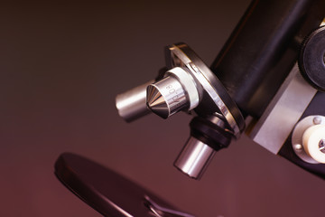 Mikroskop und Reagenzgläser im Studio fotografiert
