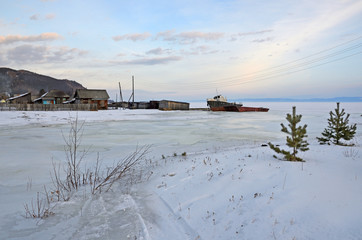 Поселок Большие Коты на берегу Байкала зимним вечером
