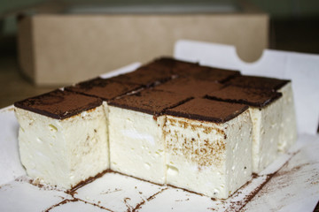 Десерт из молока и шоколада в виде кубиков