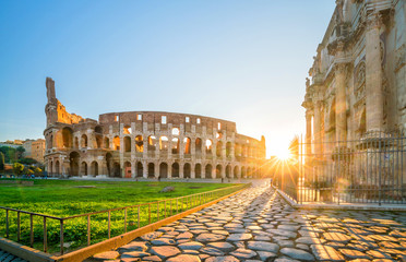 Naklejka premium Widok Koloseum w Rzymie o zmierzchu