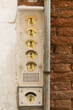 Portero autom&aacute;tico antiguo en bronce.