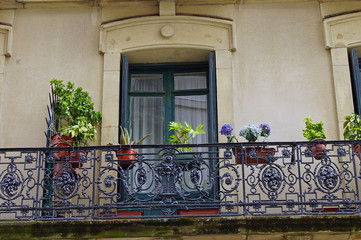 Typisches Fenster mit Balkon in San Sebastian