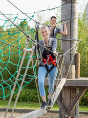 junges Pärchen hat Spaß beim klettern im Kletterpark