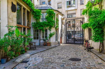 Wandaufkleber Gemütliche Straße in Paris, Frankreich © Ekaterina Belova