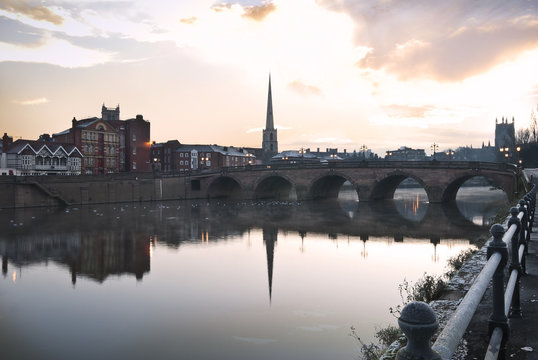 river severn in worcester with cathedral