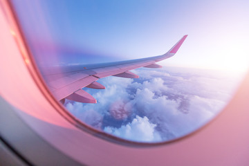 Fototapeta premium SuBeautiful zachód słońca z pochmurnego nieba z okna samolotu.