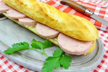 sandwich au saucisson à l'ail