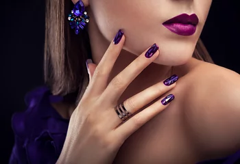 Photo sur Plexiglas ManIcure Belle femme avec un maquillage parfait et une manucure portant des bijoux