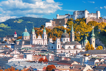 Fototapeta premium Piękny widok na panoramę Salzburga z Festung Hohensalzburg w lecie, Salzburg, Austria