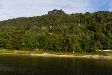 Blick über die Elbe auf den Lilienstein Elbsandsteingebirge sächsische Schweiz