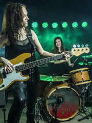 Obraz na płótnie Canvas Beautiful women playing in the rock band