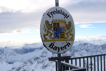 Schild Freistaat Bayern auf der Zugspitze