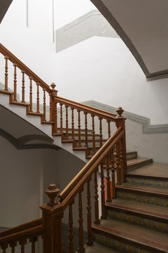 Escalera antigua decorada