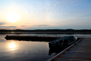 Boot auf Steg: Sonnenuntergangsstimmung